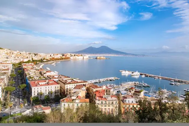 נאפולי בקיץ - האם מומלץ לטוס? מה מיוחד בקיץ מבחינת אתרי תיירות ואטרקציות? מה לגבי מזג אוויר?