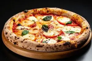מה זו פיצה נפוליטנית ולמה היא כל כך מפורסמת?