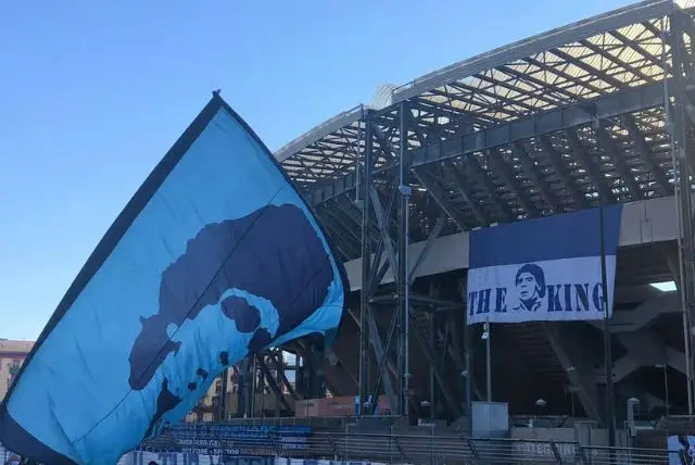 נאפולי סמל - היכרות ראשונה והסבר עם הסמל של נאפולי קבוצת הכדורגל credit to getyourguide.com