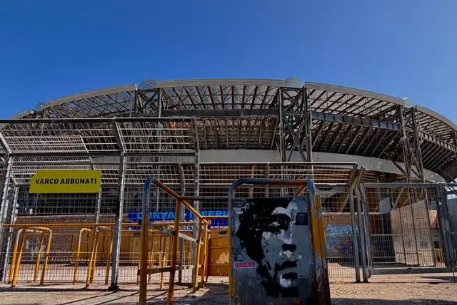 נאפולי סמל - היכרות ראשונה והסבר עם הסמל של נאפולי קבוצת הכדורגל credit to getyourguide.com