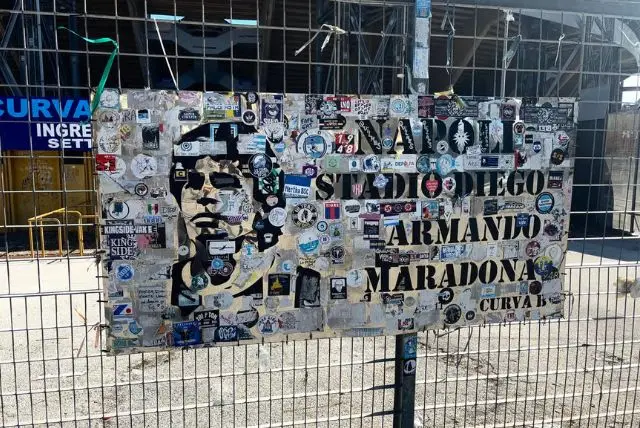 נאפולי סמל - היכרות ראשונה והסבר עם הסמל של נאפולי קבוצת הכדורגל credit to getyourguide.com