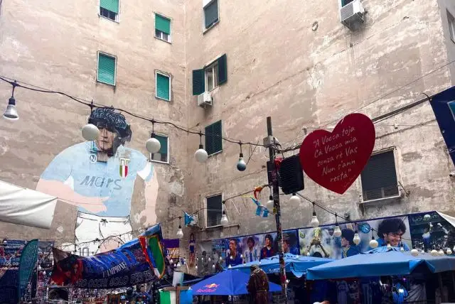 נאפולי סמל - היכרות ראשונה והסבר עם הסמל של נאפולי קבוצת הכדורגל credit to getyourguide.com