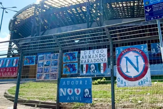 נאפולי סמל - היכרות ראשונה והסבר עם הסמל של נאפולי קבוצת הכדורגל credit to getyourguide.com