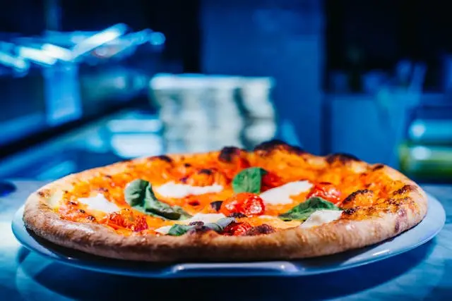 פיצה נאפוליטנית - 20 הפיצריות בנאפולי שאסור לפספס