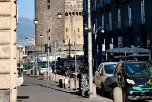 האם כדאי להיות עם רכב בנאפולי או להחזיר אותו לחברת ההשכרה?