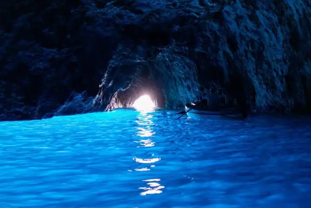 האי קאפרי (Capri Island) credit to getyourguide.com