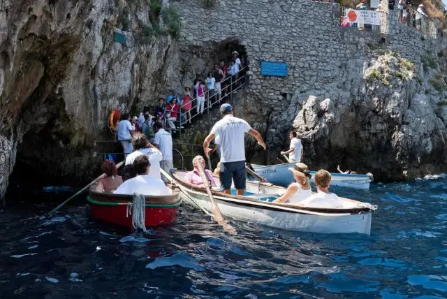 האי קאפרי (Capri Island) credit to getyourguide.com