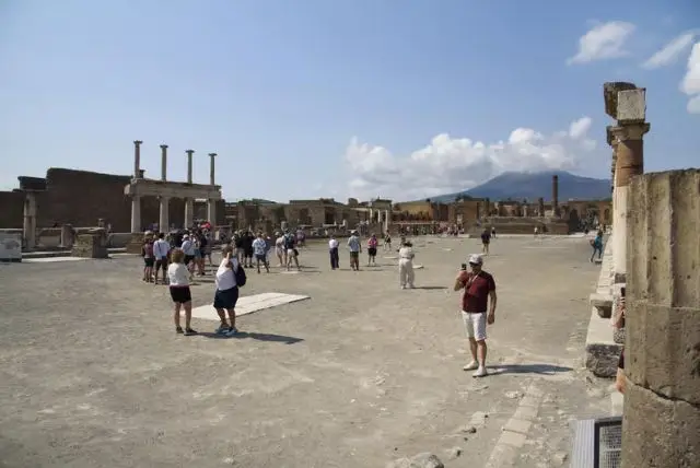 טיול מנאפולי לפומפיי והר הגעש וזוב credit to getyourguide.com