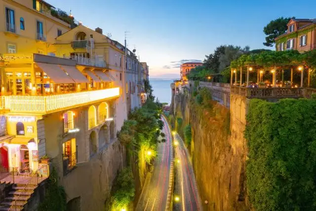 מנאפולי יום טיול מודרך לחוף אמלפי credit to getyourguide.com