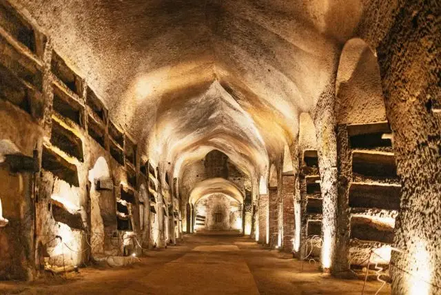 קטקומבה די סן ג'נארו (Catacombe di San Gennaro) credit to getyourguide.com