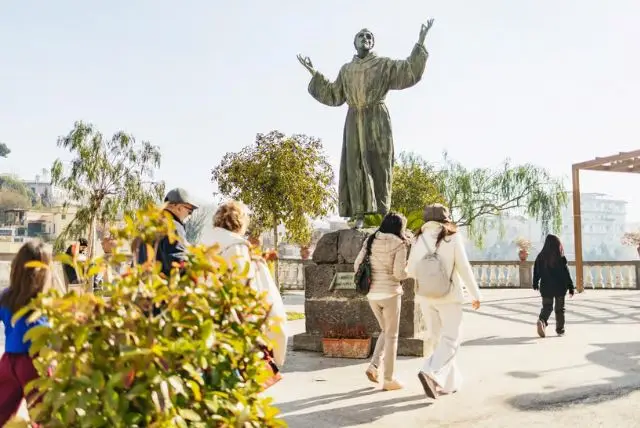 קטקומבה די סן ג'נארו (Catacombe di San Gennaro) credit to getyourguide.com