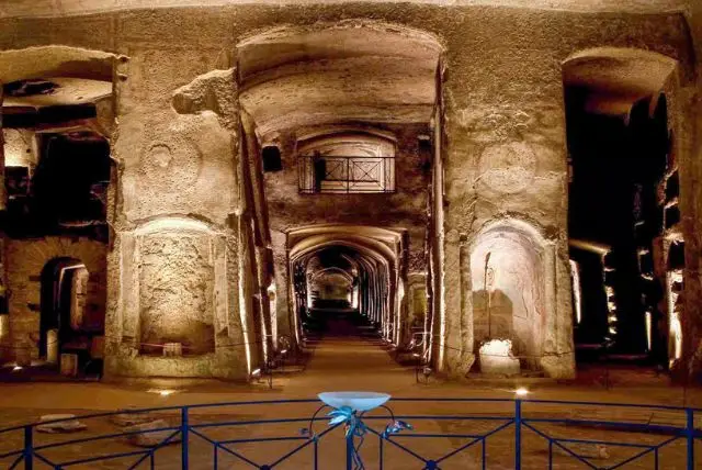 קטקומבה די סן ג'נארו (Catacombe di San Gennaro) credit to getyourguide.com