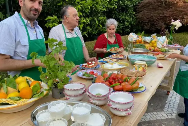 סדנא להכנת גבינת מוצרלה בנאפולי בסגנון דרום איטליה credit to getyourguide.com