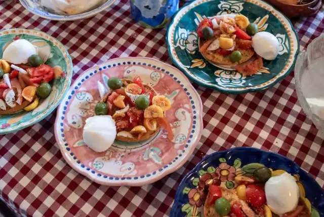 סדנא להכנת גבינת מוצרלה בנאפולי בסגנון דרום איטליה credit to getyourguide.com