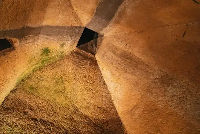 סיור מודרך במנהרת בורבון כולל כרטיסי כניסה credit to getyourguide.com