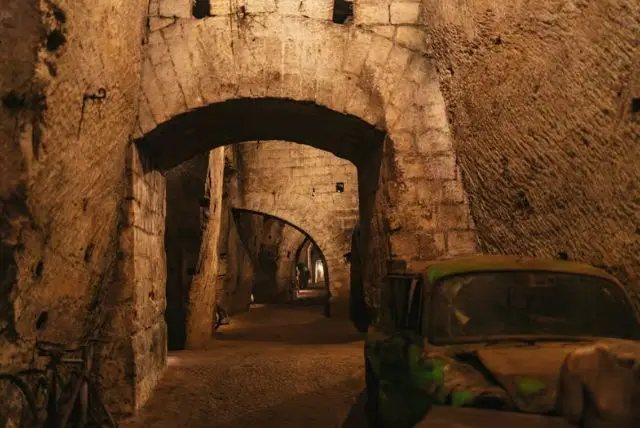 סיור מודרך במנהרת בורבון כולל כרטיסי כניסה credit to getyourguide.com