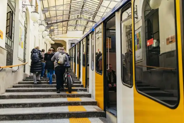 סיור פנורמי בנאפולי כולל רכבל פוניקולר credit to getyourguide.com