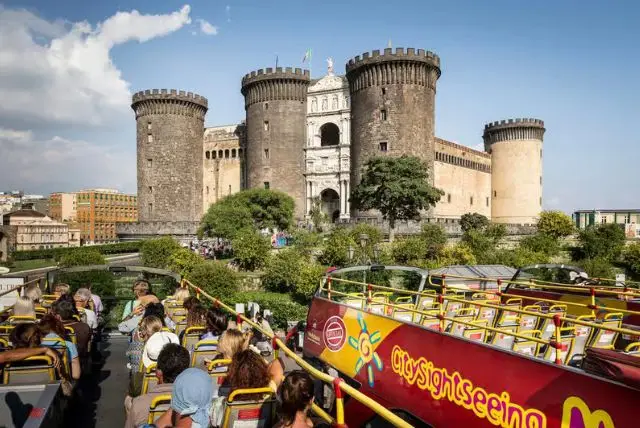 אוטובוס התיריים בנאפולי הופ און הופ אוף credit to getyourguide.com