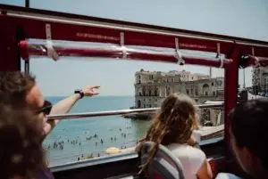 אוטובוס התיריים בנאפולי הופ און הופ אוף credit to getyourguide.com