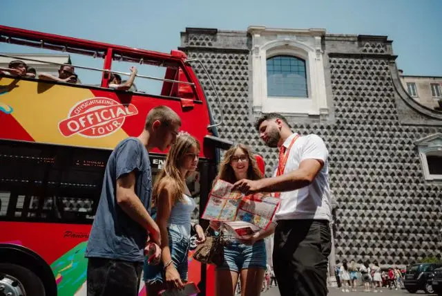 אוטובוס התיריים בנאפולי הופ און הופ אוף credit to getyourguide.com