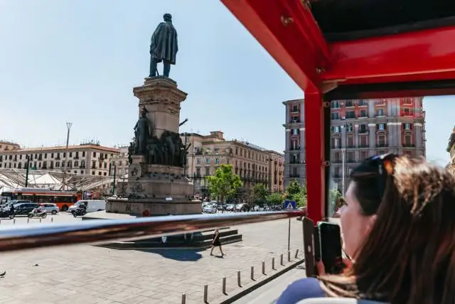 אוטובוס התיריים בנאפולי הופ און הופ אוף credit to getyourguide.com