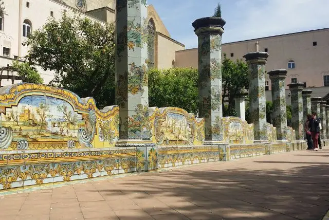 נאפולי מה עושים חוץ מאוכל? רשימת אטרקציות ואתרי תיירות