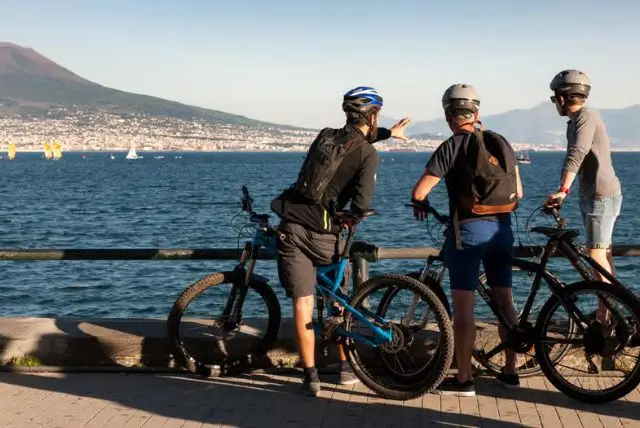 סיור אופניים בנאפולי credit to getyourguide.com