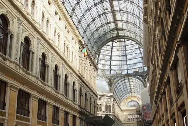 רחוב Via Toledo בנאפולי לשופינג וקניות - מהן החנויות המרכזיות?