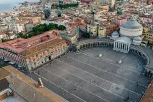פיאצה דל פלבישיטו (Piazza del Plebiscito)