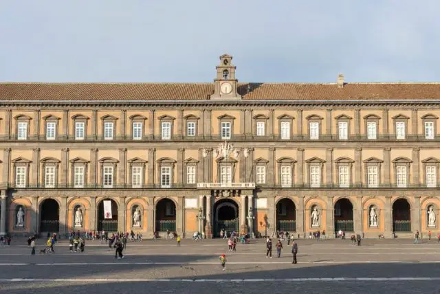 הארמון המלכותי של נאפולי (Palazzo Reale di Napoli) credit to getyourguide.com