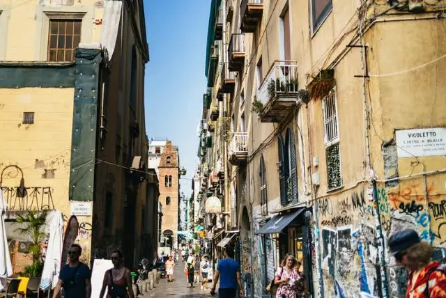 סיור ברובע העתיק של נאפולי credit to getyourguide.com