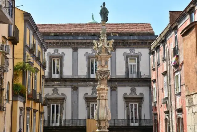 הקפלות המלכותיות ואוצר סנט ג'נארו בנאפולי