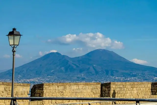 טירת קסטל סנט אלמו (Castel Sant'Elmo) בנאפולי - המצודה הכי יפה credit to getyourguide.com