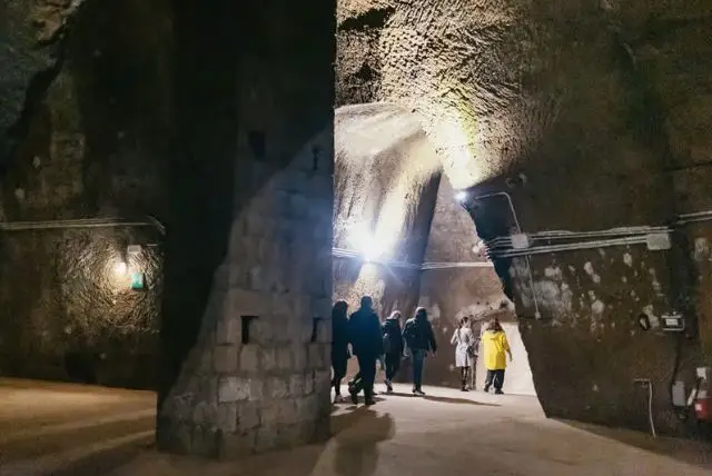 נאפולי תחתית - נאפולי מתחת לקרקע (Napoli Sotterranea ) היא משהו שאסור לפספס credit to getyourguide.com