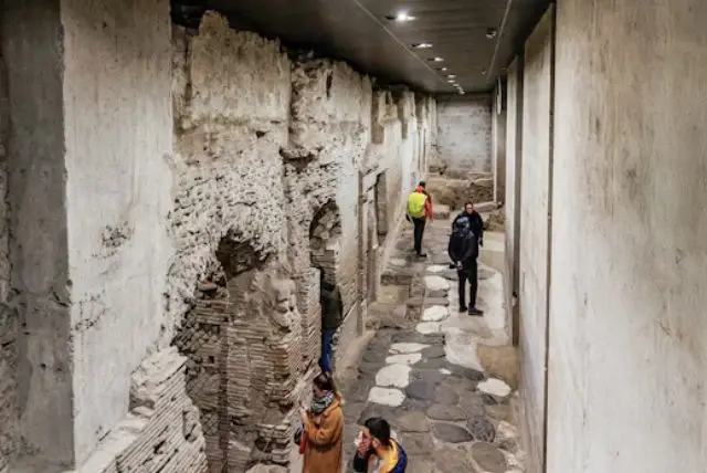 נאפולי תחתית - נאפולי מתחת לקרקע (Napoli Sotterranea ) היא משהו שאסור לפספס credit to headout.com