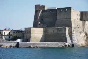 טירת הביצה (Castel dell’Ovo) של נאפולי