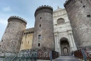 טירת קסטל נואובו בנאפולי - Maschio Angioino (Castel Nuovo) credit to getyourguide.com