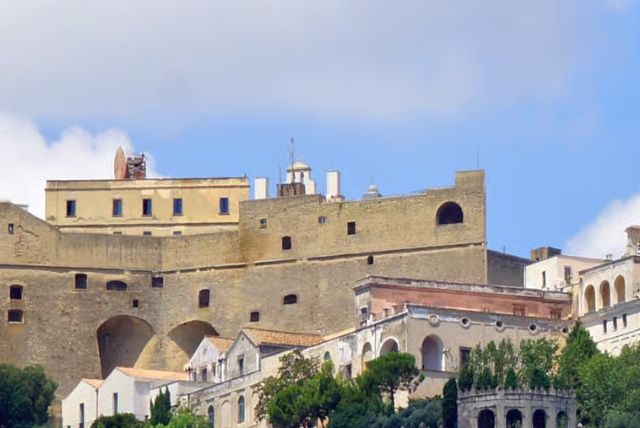 הגעה למצודת סנט'אלמו בשכונת וומרו (Vomero) על ידי פוניקולר credit to getyourguide.com