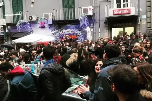 נאפולי חיי לילה - טיפים והמלצות לאיזור פיאצה בליני וגם ויה טריבונלי בלילה credit to getyourguide.com