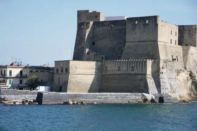 קסטל דל'אובו (Castel dell’Ovo)