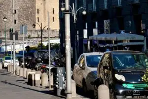 השכרת רכב בנאפולי - מה חשוב לדעת על חוקי נהיגה ותנאי השכרה