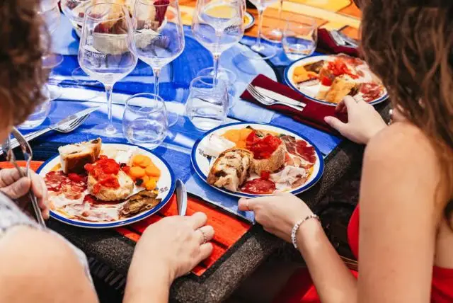 מנאפולי סיור ליקב כולל טעימות יין credit to getyourguide.com