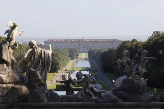 מנאפולי אל ארמון קזרטה (Caserta Royal Palace) credit to getyourguide.com