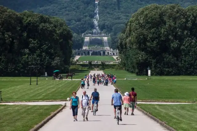 מנאפולי אל ארמון קזרטה (Caserta Royal Palace) credit to getyourguide.com