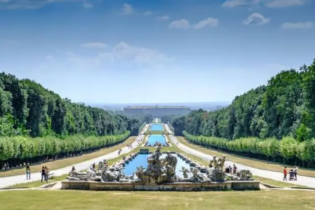מנאפולי אל ארמון קזרטה (Caserta Royal Palace) credit to getyourguide.com