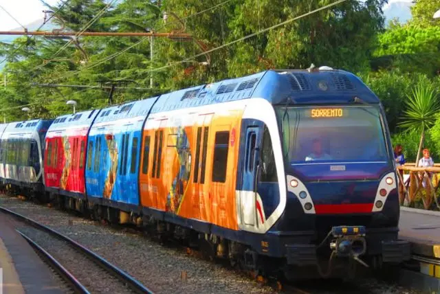 רכבת מנאפולי לסורנטו - מפורטה נולאנה (Porta Nolana) רכבת ישירה לסורנטו credit to getyourguide.com