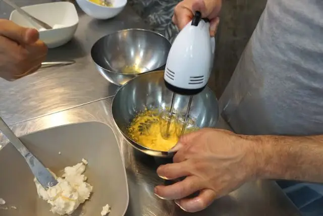 סדנת פיצה וקנולי בנאפולי credit to getyourguide.com