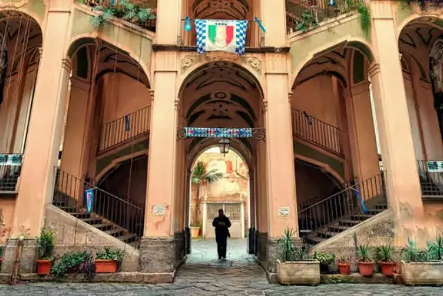 Palazzo dello Spagnolo בנאפולי – גרם המדרגות המצולם ברובע סניטה credit to getyourguide.com
