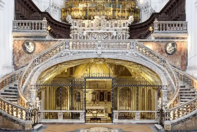 Palazzo dello Spagnolo בנאפולי – גרם המדרגות המצולם ברובע סניטה credit to getyourguide.com