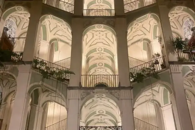Palazzo dello Spagnolo בנאפולי – גרם המדרגות המצולם ברובע סניטה credit to getyourguide.com